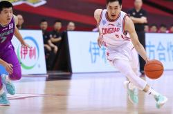 开云体育APP下载-新人控卫完成梦幻上篮，获得全场欢呼