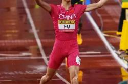 开云官方app入口-田径比赛中选手跃起飞跃刷新世界纪录