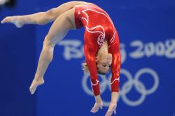 开云体育-篮坛巨星跨界燃爆绿茵场，德甲争冠夜，哈登全程高能输出