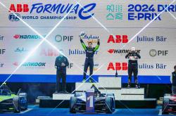 开云体育-选手获得历史性胜利，登上领奖台