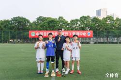 开云体育中国-职业足球运动员在场上努力奋斗，带领队伍取胜的简单介绍