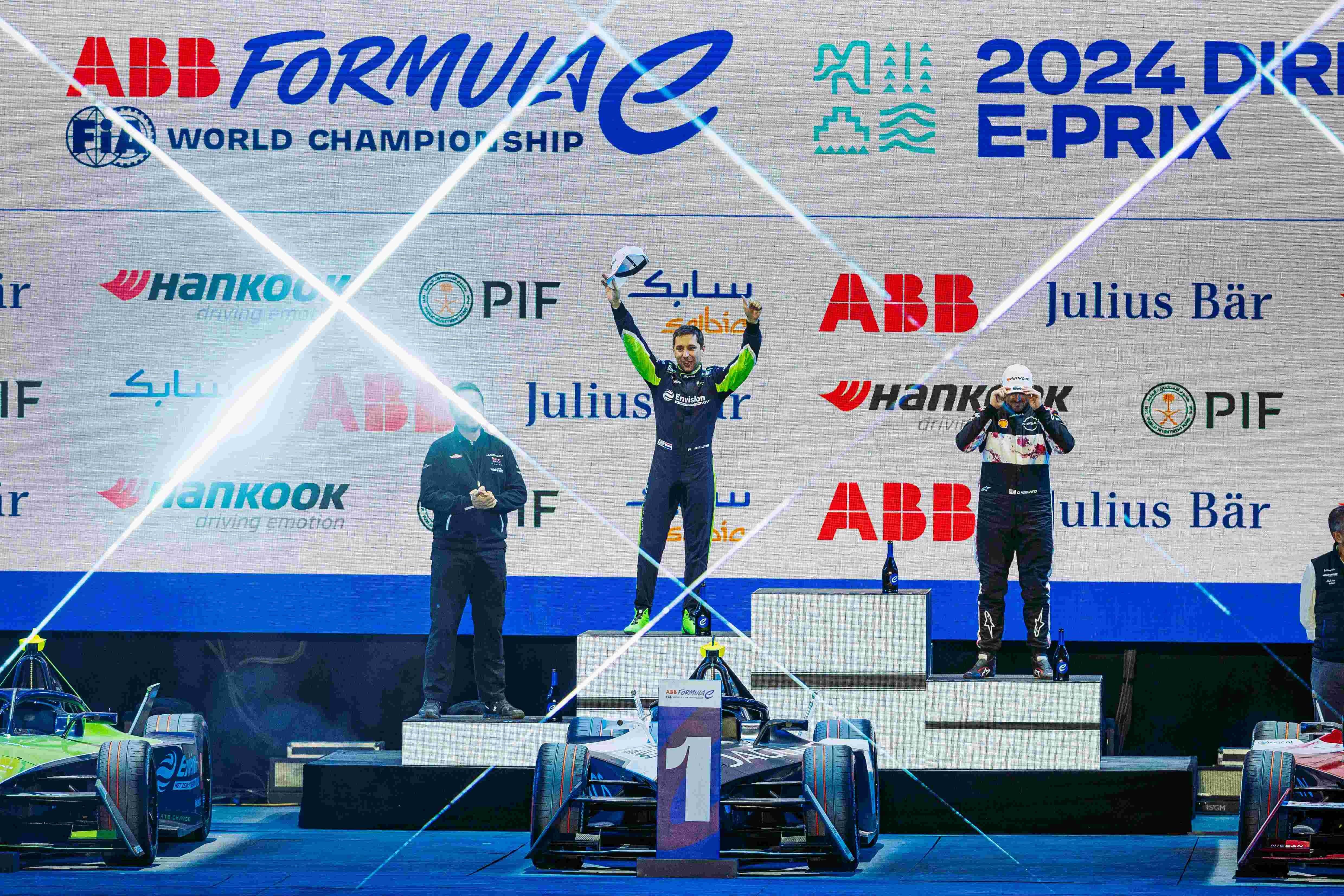 选手获得历史性胜利,登上领奖台 选手获得历史性胜利,登上领奖台