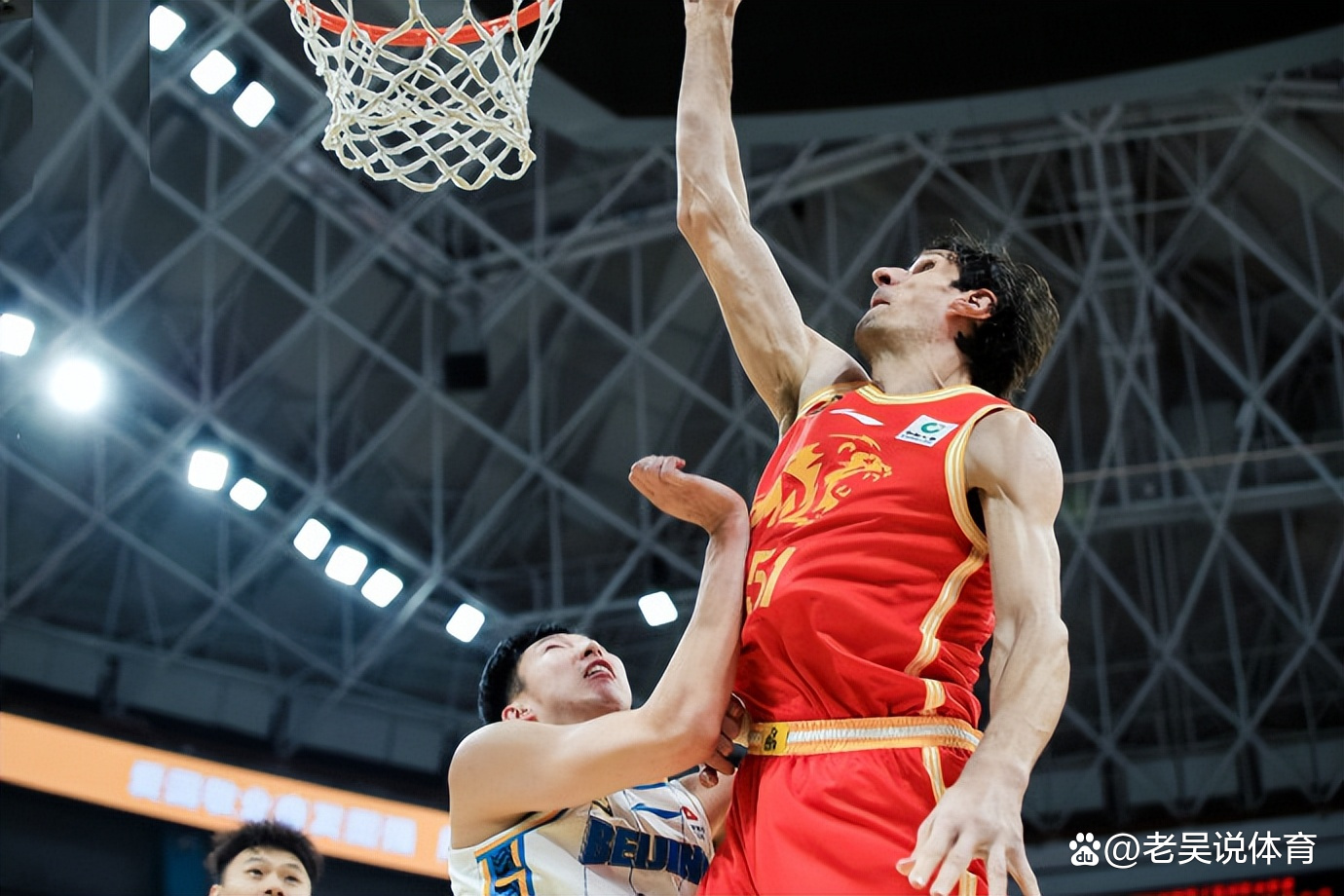 篮球场上的新秀们展现出色表现，引起球迷瞩目的简单介绍