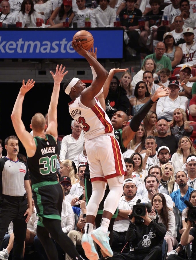 包含凯尔特人队主场比赛大获全胜，士气高昂的词条