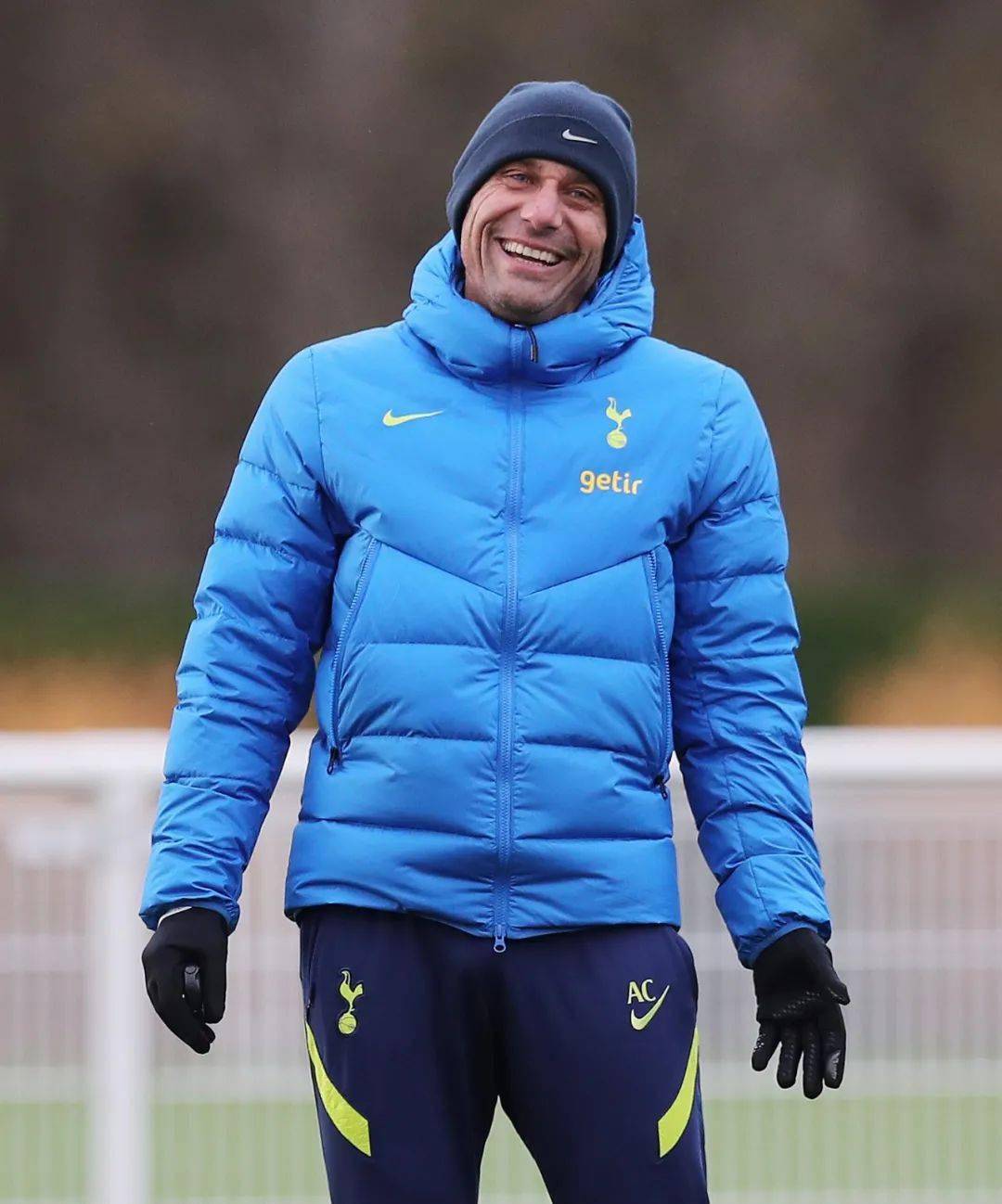 受伤球员紧急治疗，希望早日回归赛场的简单介绍