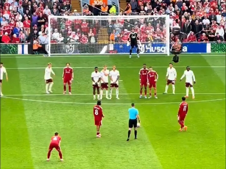 利物浦球员破门得分，赢得球迷喝彩的简单介绍