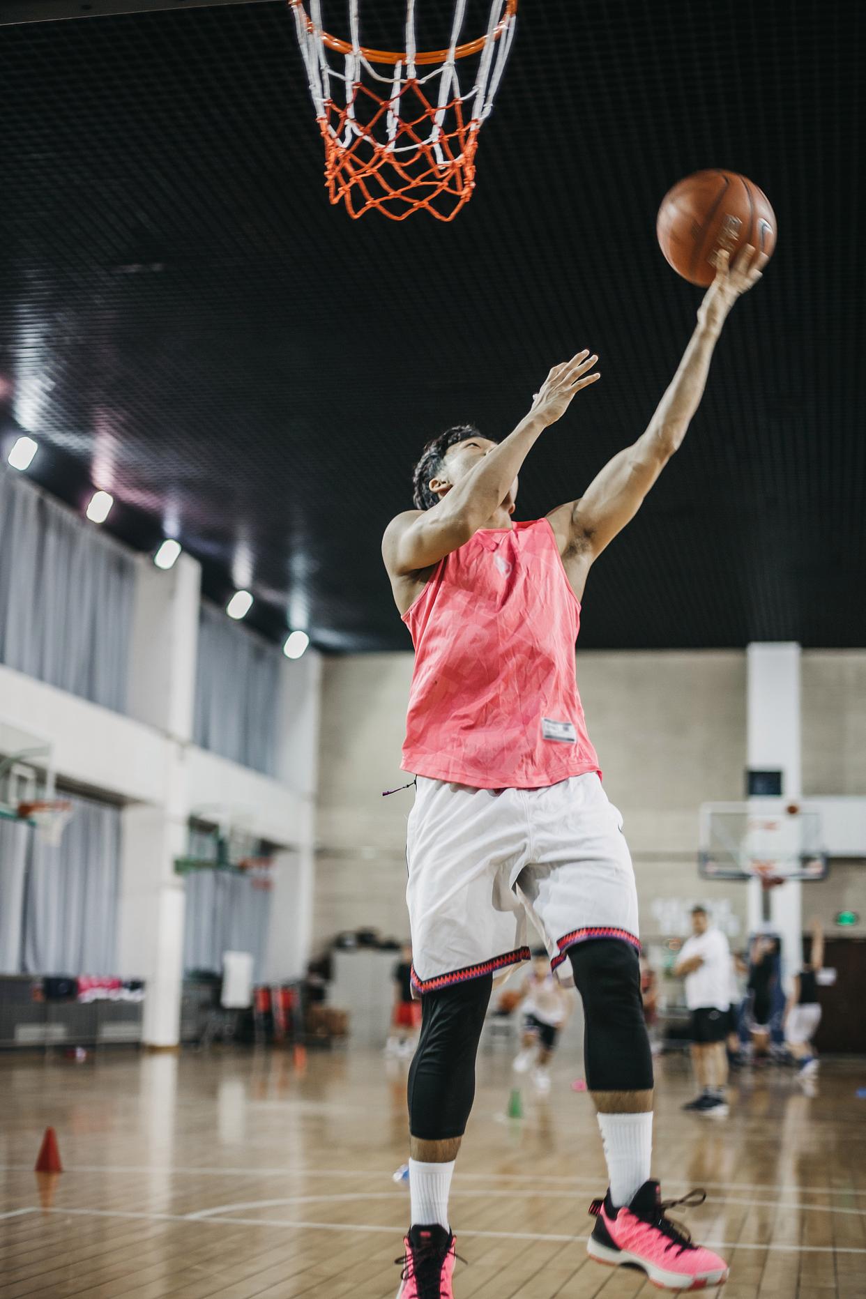 精湛技术展现出色，球员战术精准操作的简单介绍