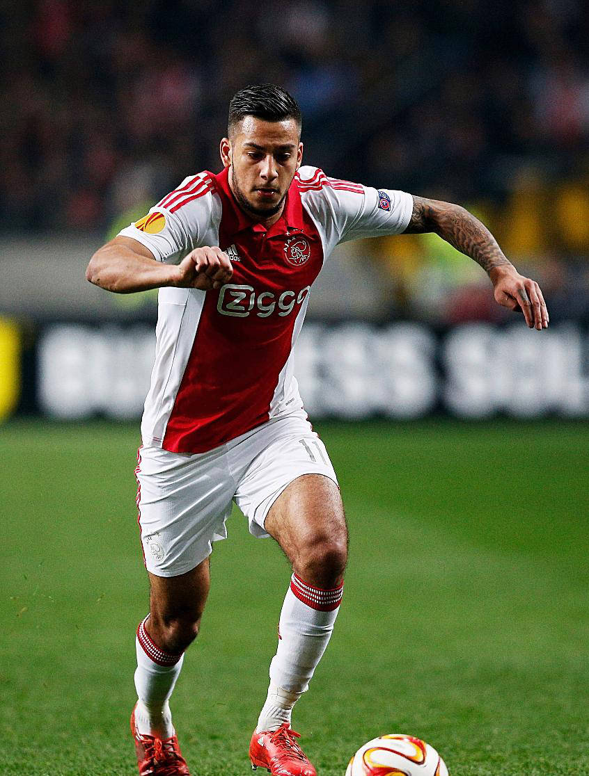 包含阿贾克斯队踢出精彩表现，夺得胜利的词条