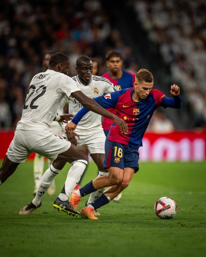 关于皇马巴萨上演经典战役，胜负难分的信息