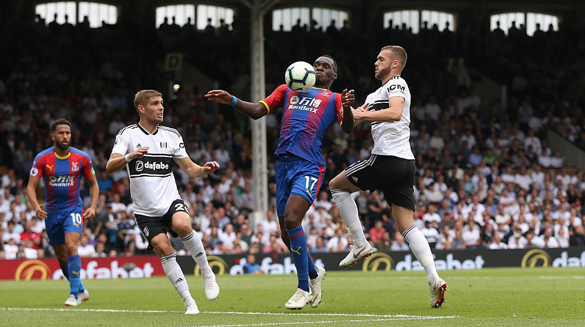 包含富勒姆客场抢分，保级竞争日渐白热化的词条