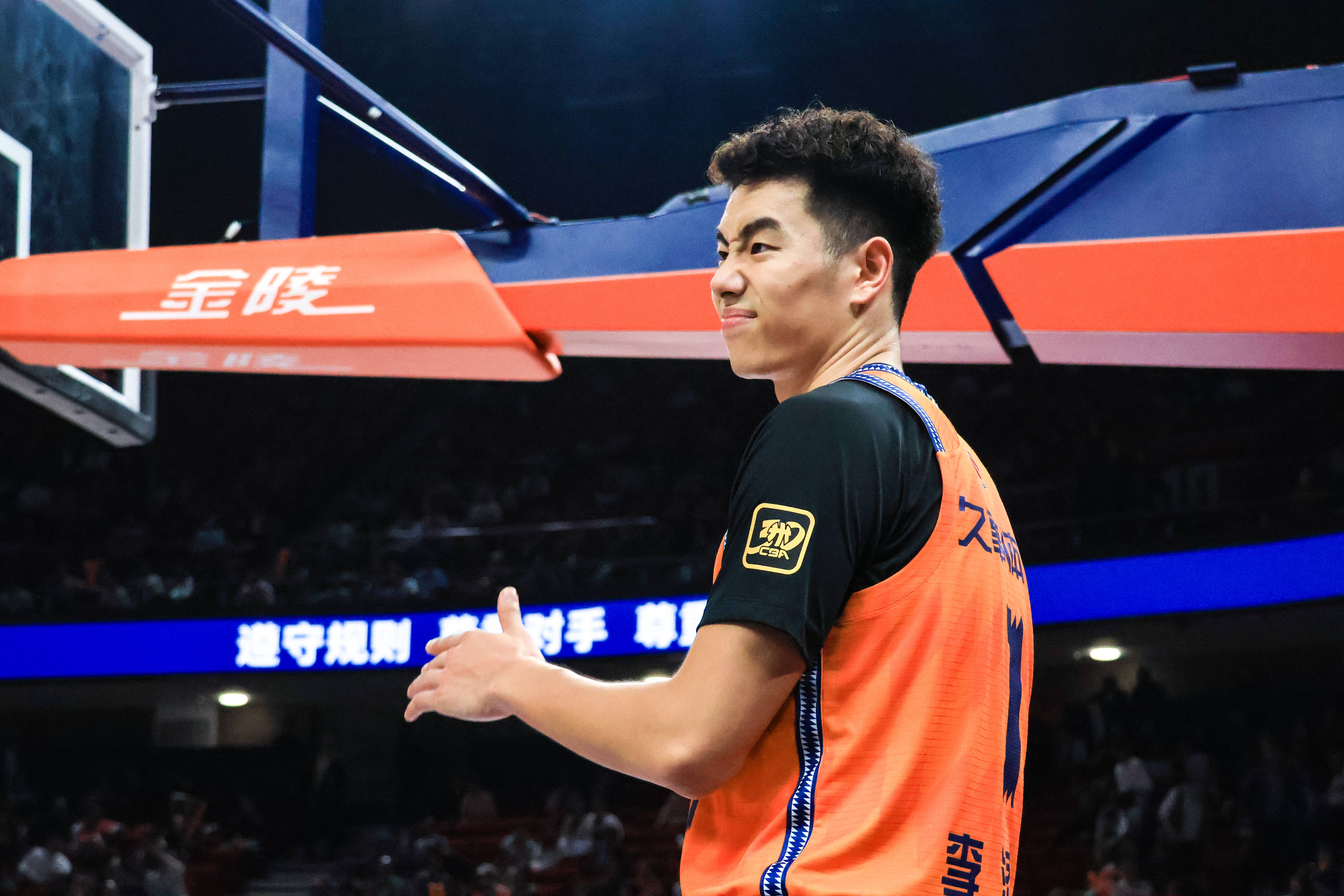 上海男篮取得关键胜利，排名上升