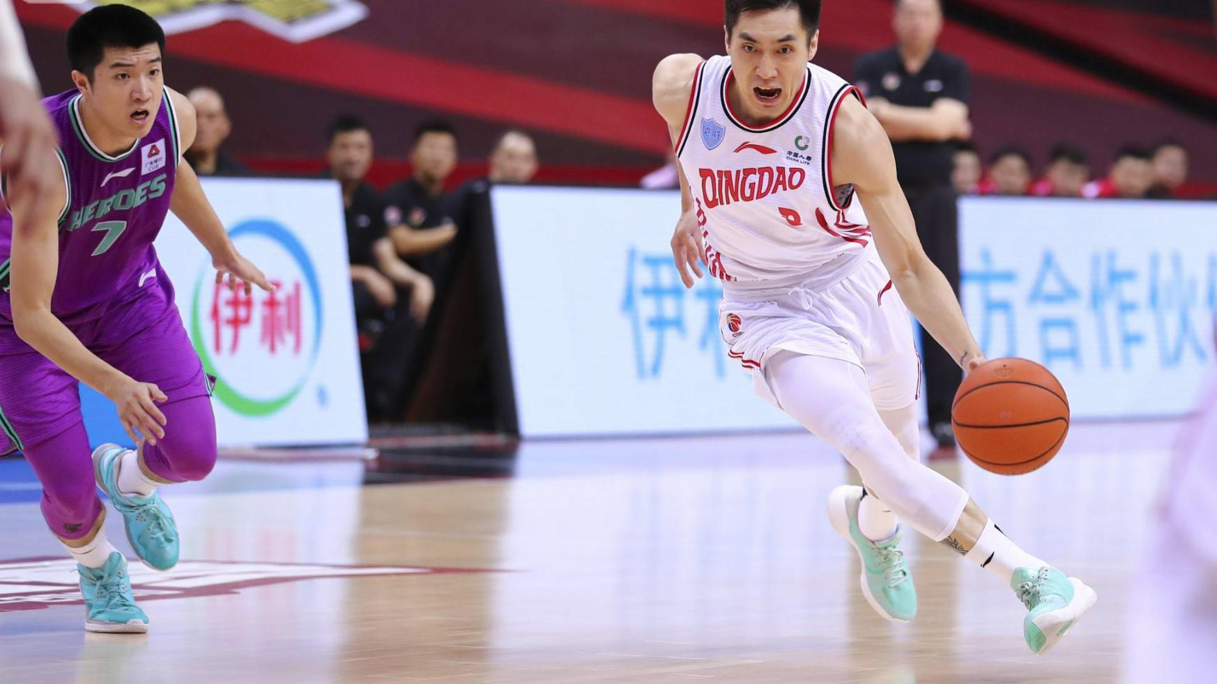 新人控卫完成梦幻上篮，获得全场欢呼