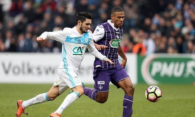 包含图卢兹队长主动挑起责任，球队士气高涨的词条