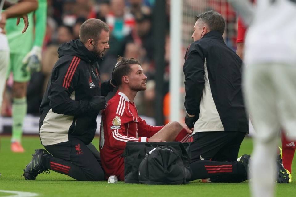 曼联主场惨败阿斯顿维拉,遭遇四连败 曼联主场惨败阿斯顿维拉,遭遇四连败