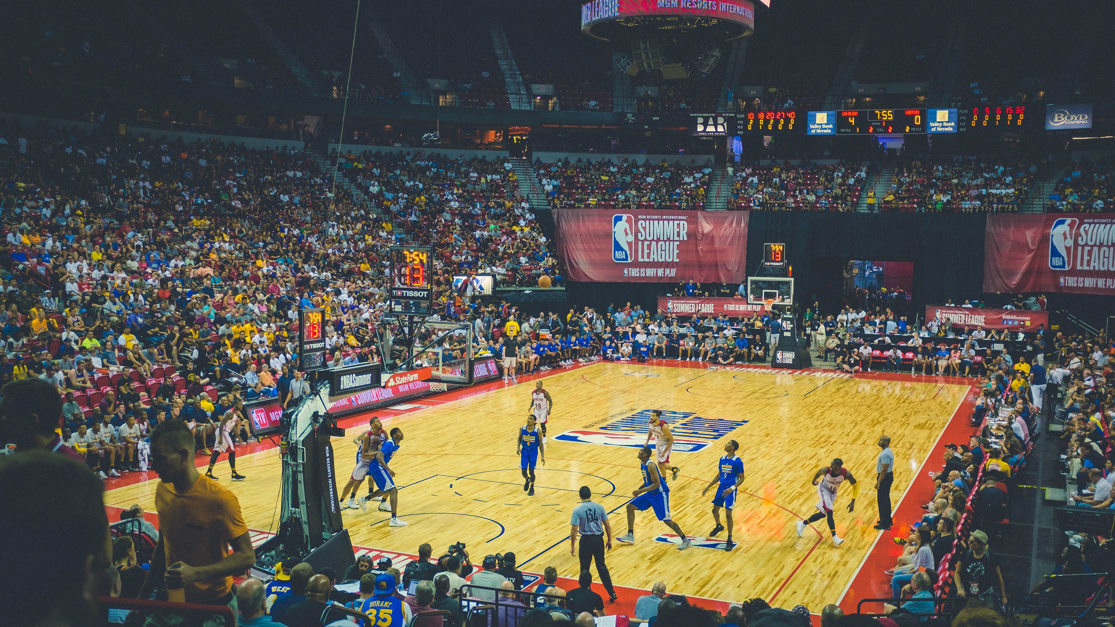 布克关键战不手软，新疆队最后时刻击败鹈鹕