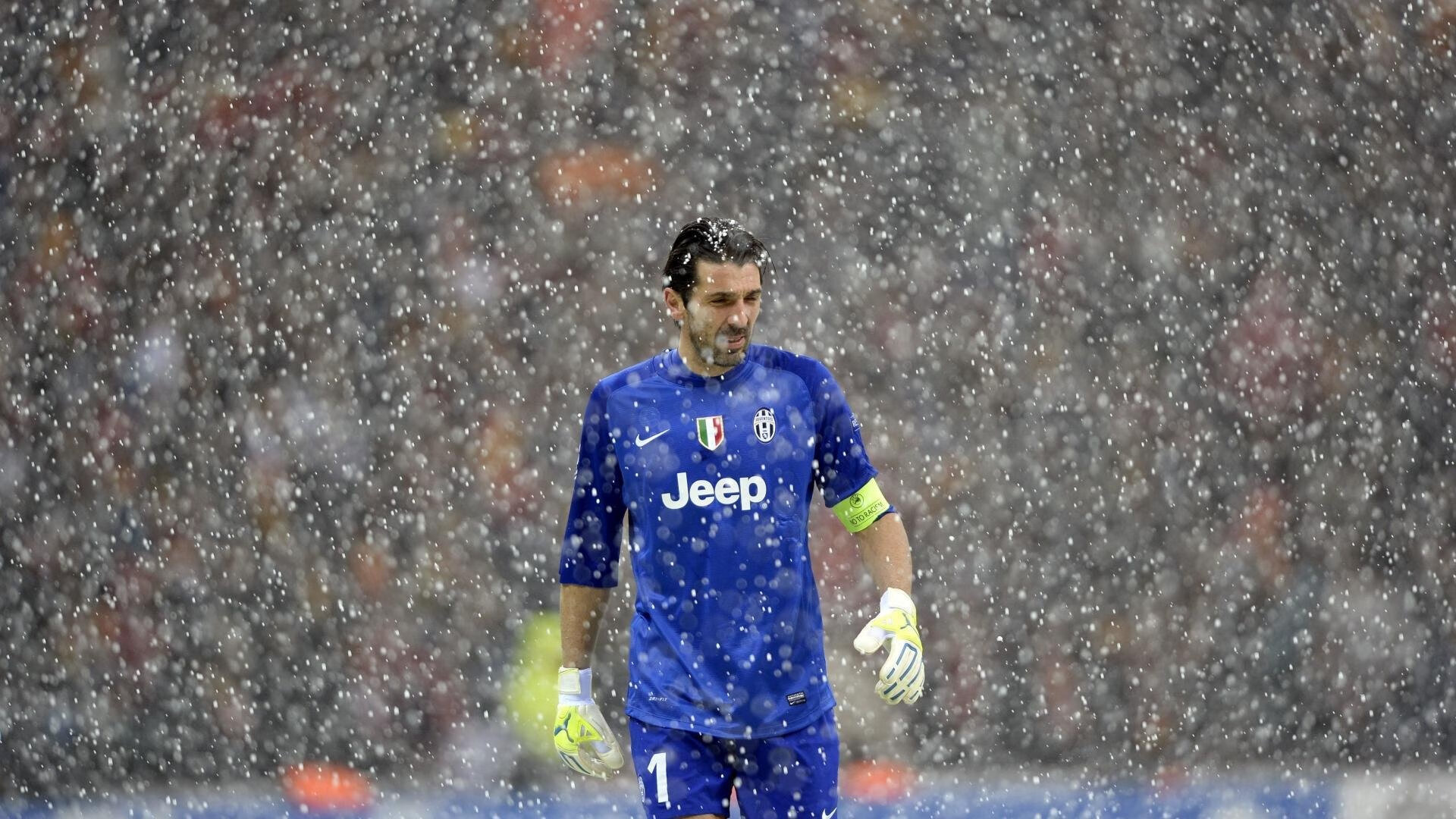 库尔图瓦教科书式扑救封神，曼联逆境突围巴西防线